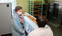 «Хрустящий и румяный хлеб, приготовленный с душой!» - Наталья Комарова посетила пекарню села Ларьяк 